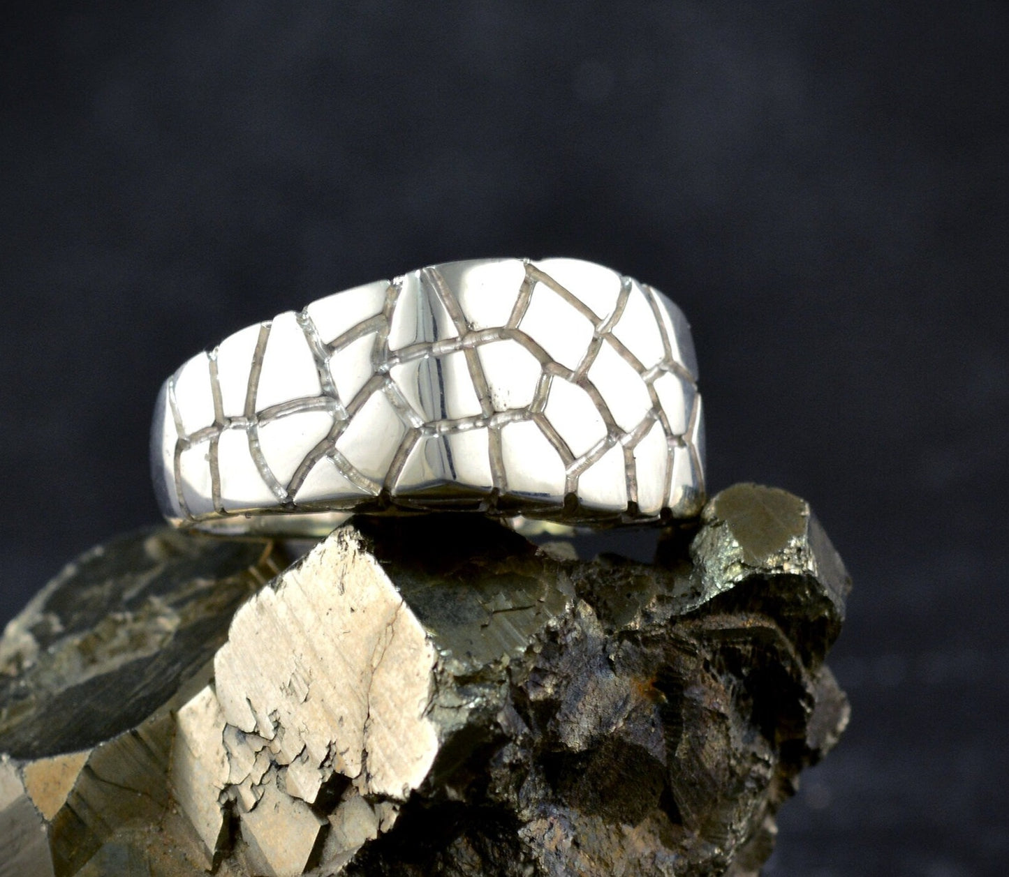 Anillo sello cuadrado plata con texturas agrietadas, Joyería contemporánea - D´Cast