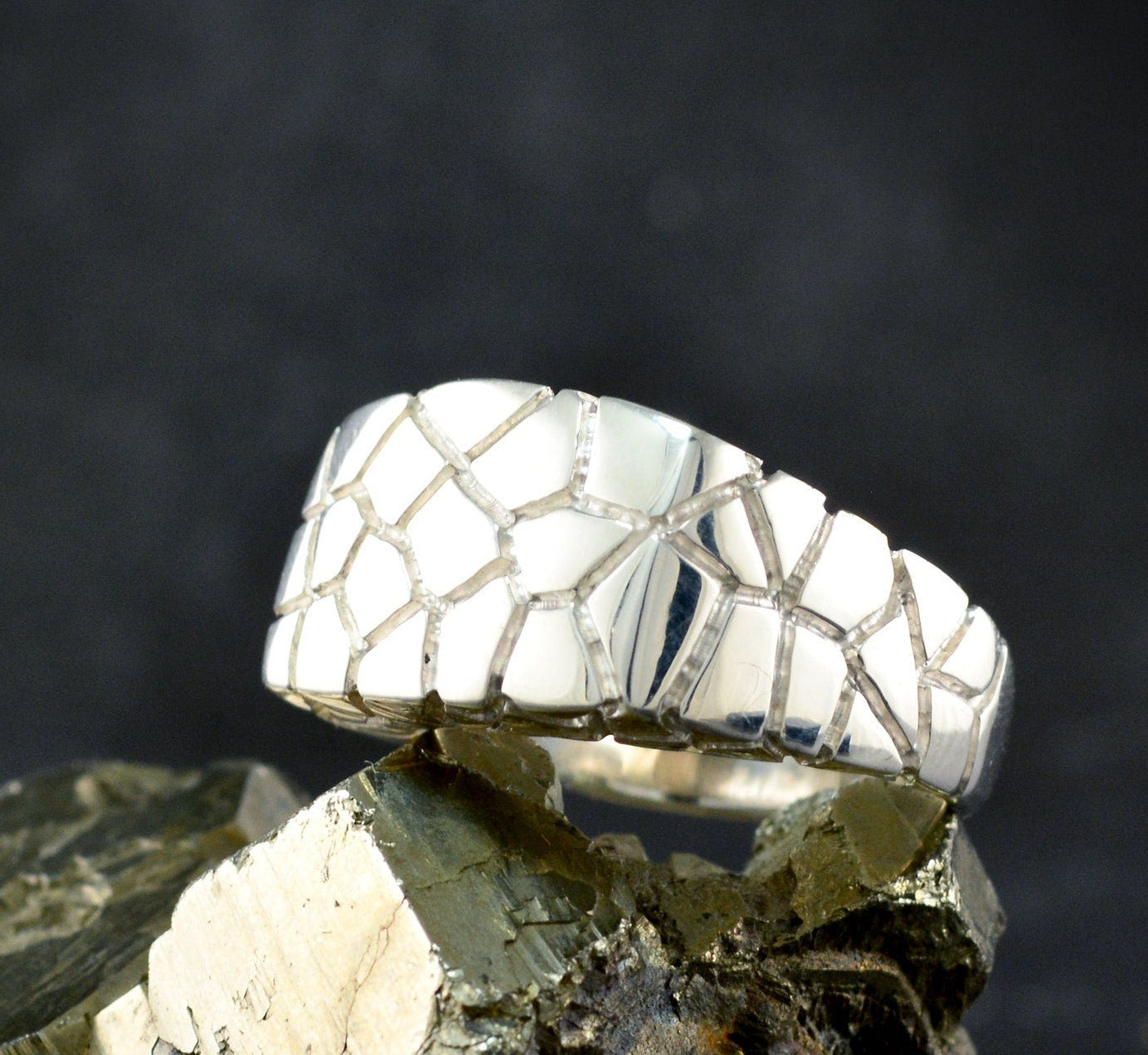 Anillo sello cuadrado plata con texturas agrietadas, Joyería contemporánea - D´Cast