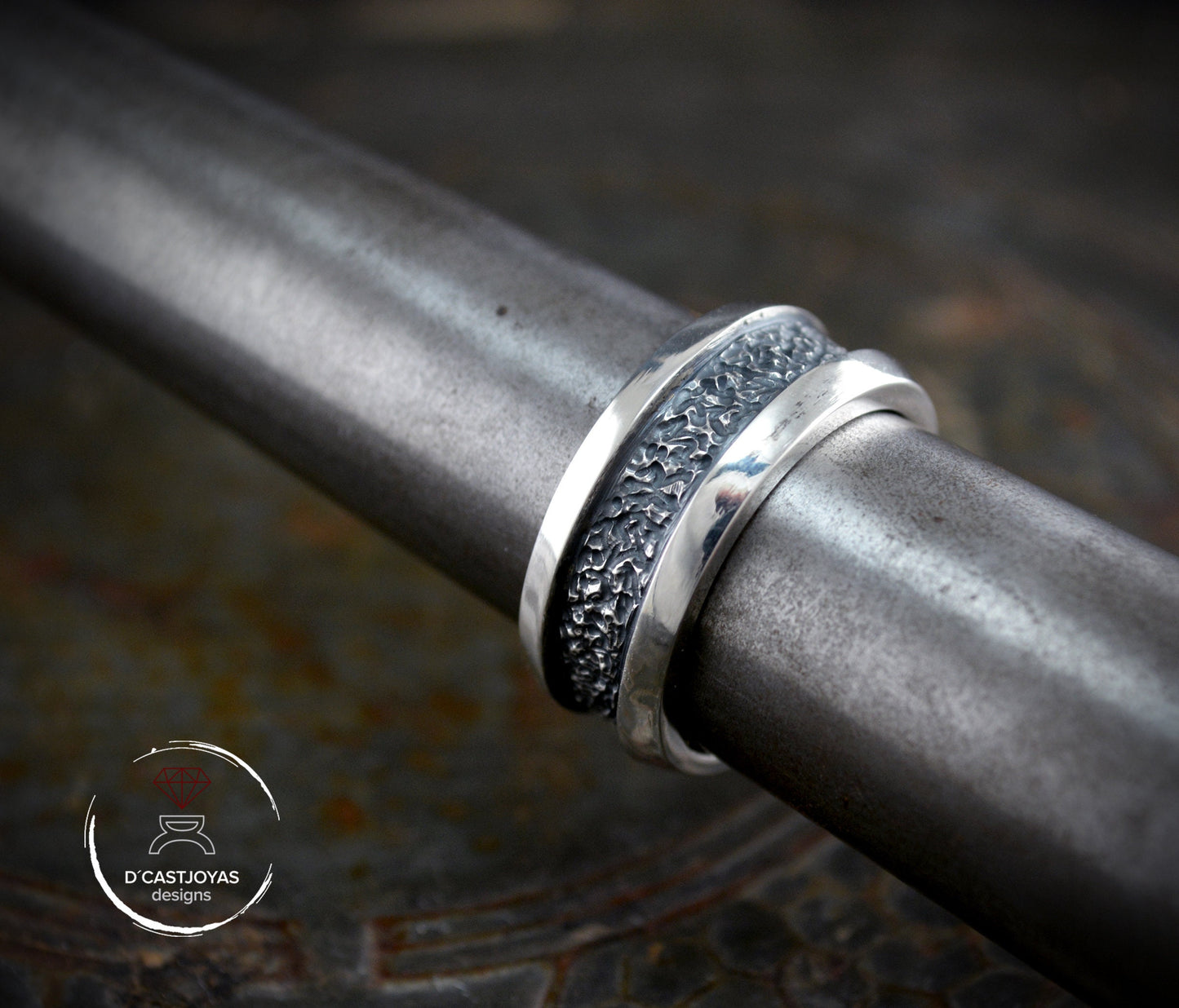 Anillo rústico plata 925 con texturas martilladas, Anillo boda hombre, Joyería contemporánea, Anillo estilo urbano, Anillo artesanal - D´Cast