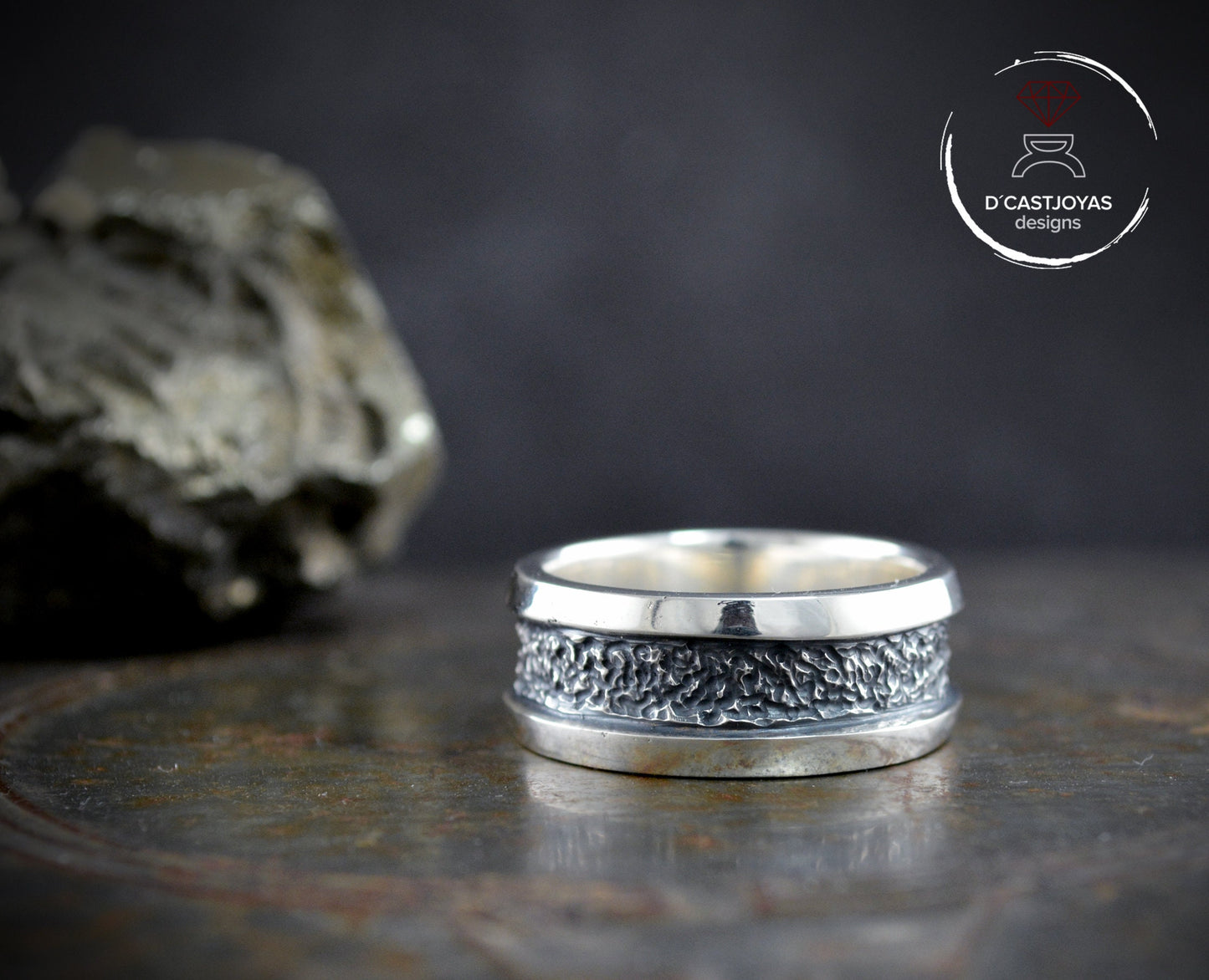 Anillo rústico plata 925 con texturas martilladas, Anillo boda hombre, Joyería contemporánea, Anillo estilo urbano, Anillo artesanal - D´Cast