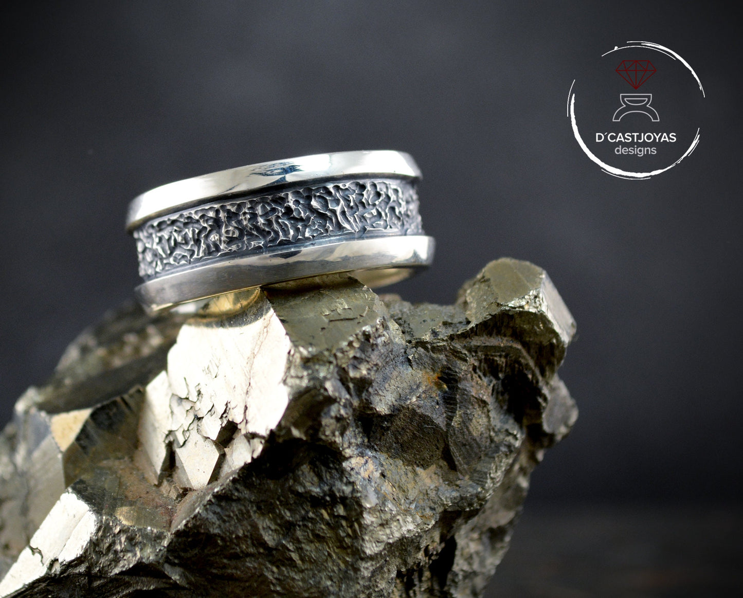 Anillo rústico plata 925 con texturas martilladas, Anillo boda hombre, Joyería contemporánea, Anillo estilo urbano, Anillo artesanal - D´Cast