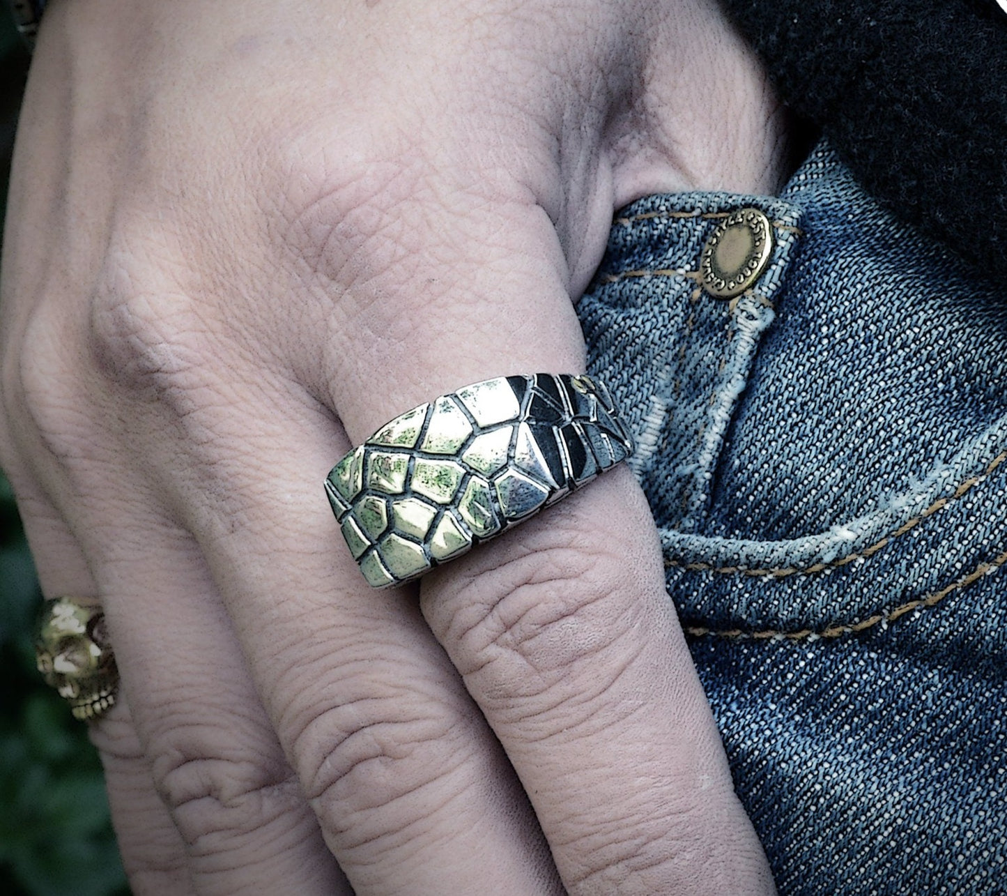 Anillo sello cuadrado plata con texturas agrietadas, Joyería contemporánea - D´Cast