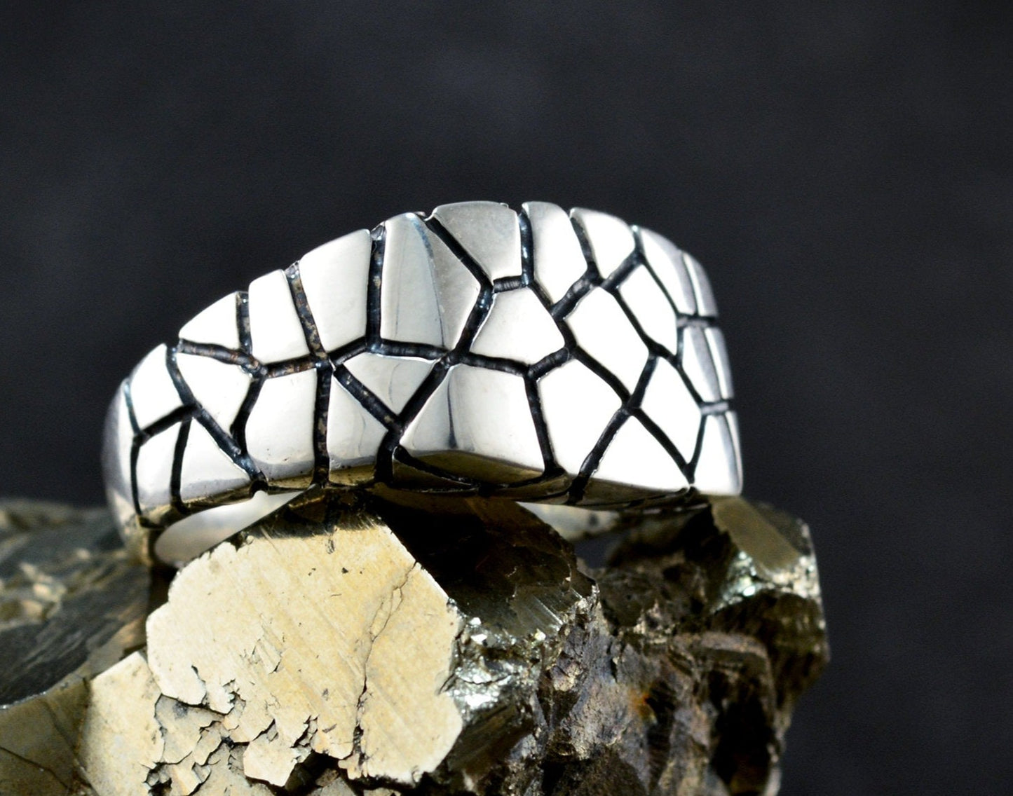 Anillo sello cuadrado plata con texturas agrietadas, Joyería contemporánea - D´Cast