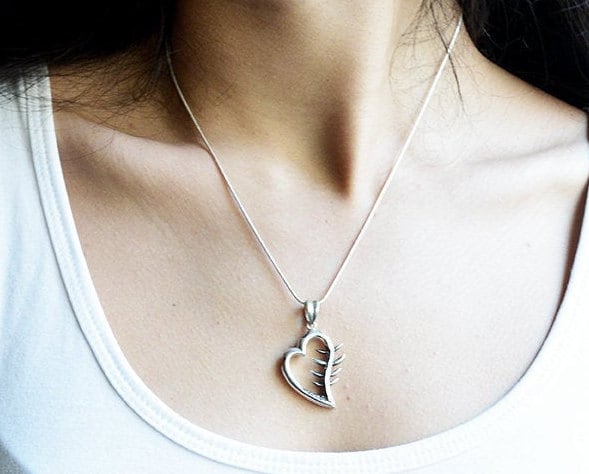 Colgante Corazon espinado, Collar corazón plata maciza y espinas atravesadas en bronce, Collar corazón resquebrajado - D´Cast