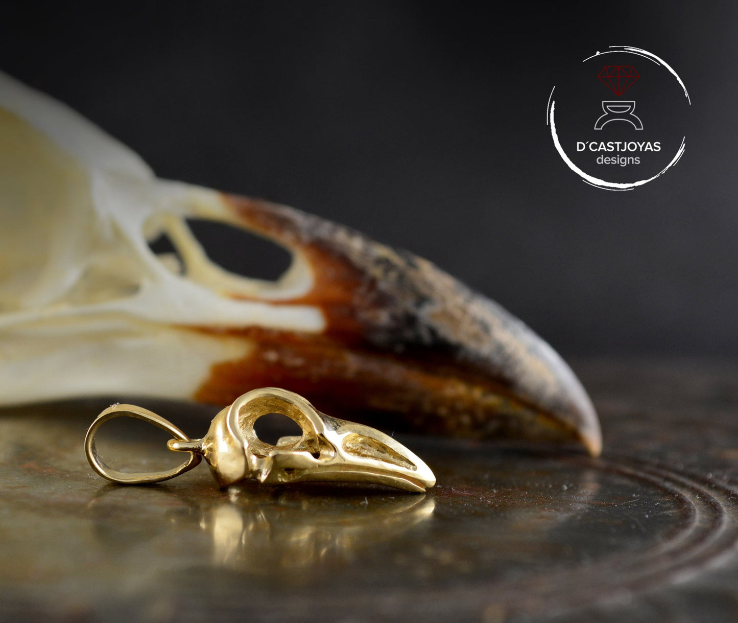 Colgante cráneo de cuervo pequeño en oro macizo de 18k y 14k - D´Cast