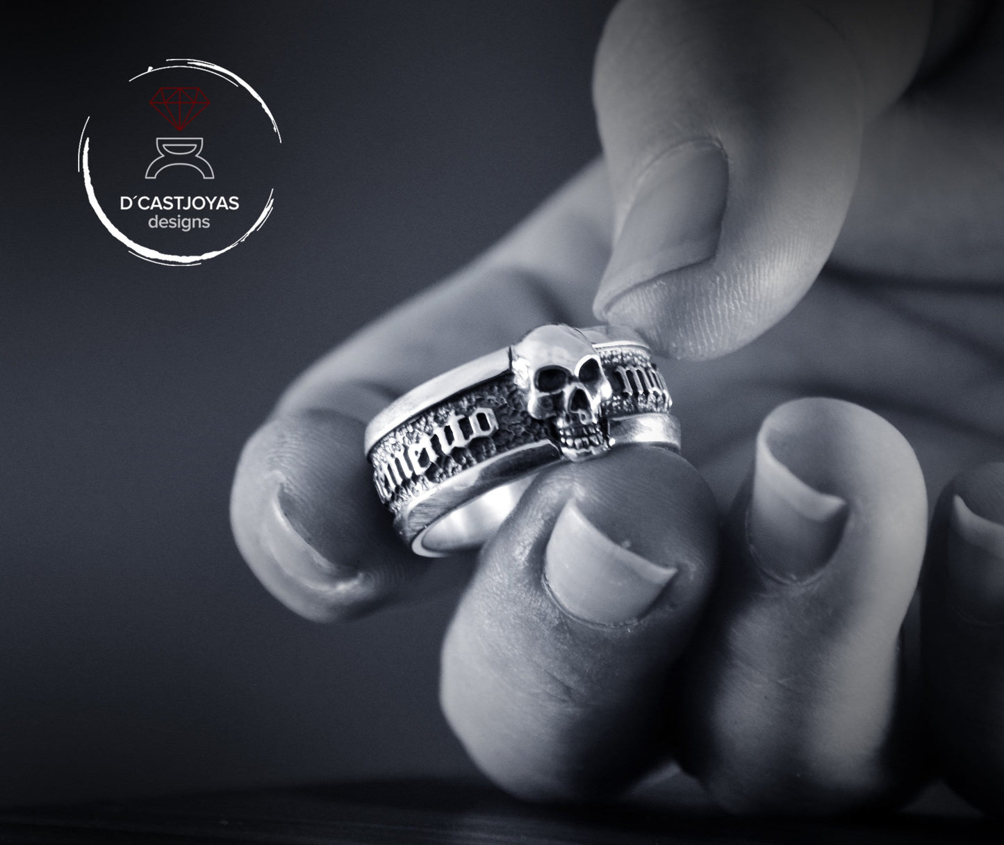 Anillo banda Memento Vivere con calavera en plata de ley maciza, Anillo calavera hombre - D´Cast