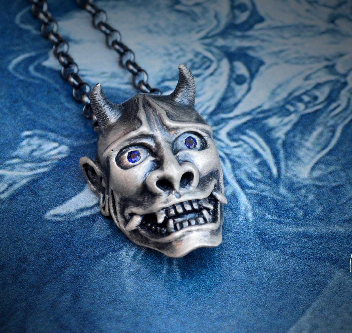 Colgante Demonio Oni de Japón en plata de ley y piedras naturales, Collar máscara de Hannya - D´Cast