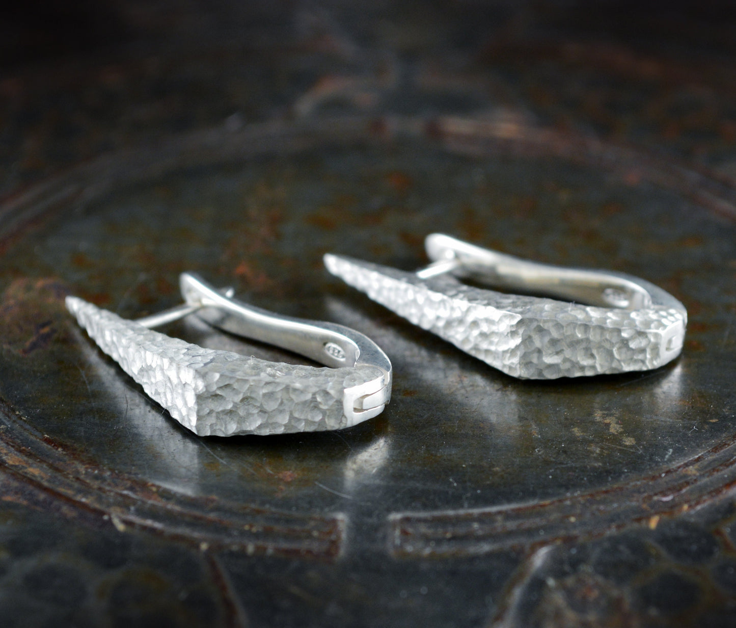 Aros de plata daga piedra ,Pendiente artesanal, Pendientes garfio de plata 925, Joyeria Punk, Joyeria contemporánea, Novia gótica - D´Cast
