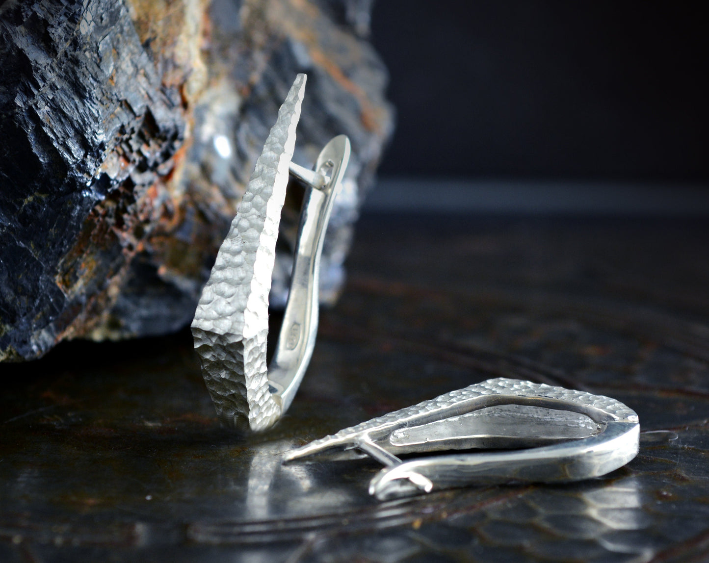 Aros de plata daga piedra ,Pendiente artesanal, Pendientes garfio de plata 925, Joyeria Punk, Joyeria contemporánea, Novia gótica - D´Cast