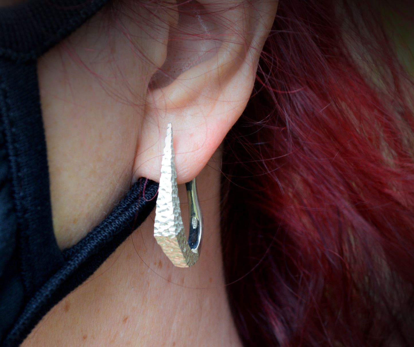 Aros de plata daga piedra ,Pendiente artesanal, Pendientes garfio de plata 925, Joyeria Punk, Joyeria contemporánea, Novia gótica - D´Cast