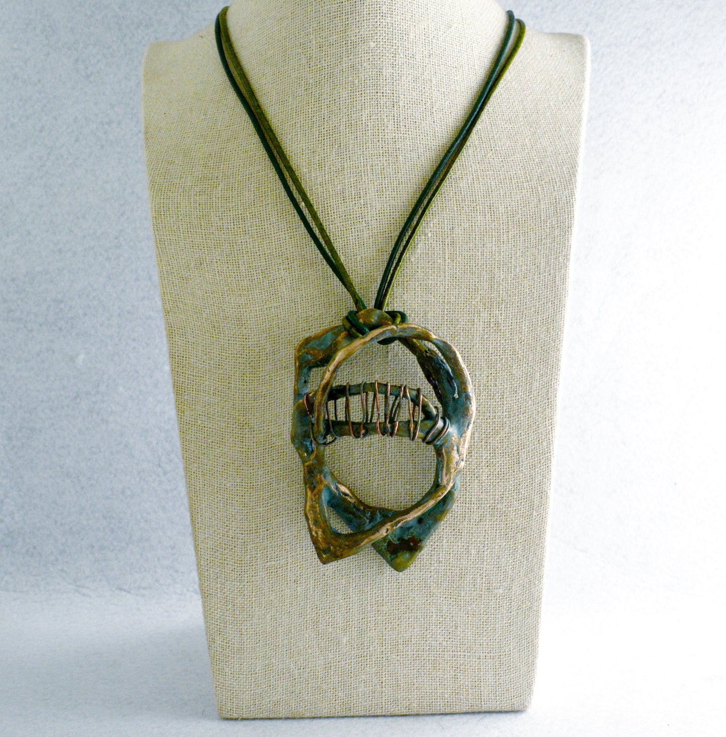 Colgante artístico Galaxia hecho a mano en bronce con texturas martilladas, Joyería contemporánea