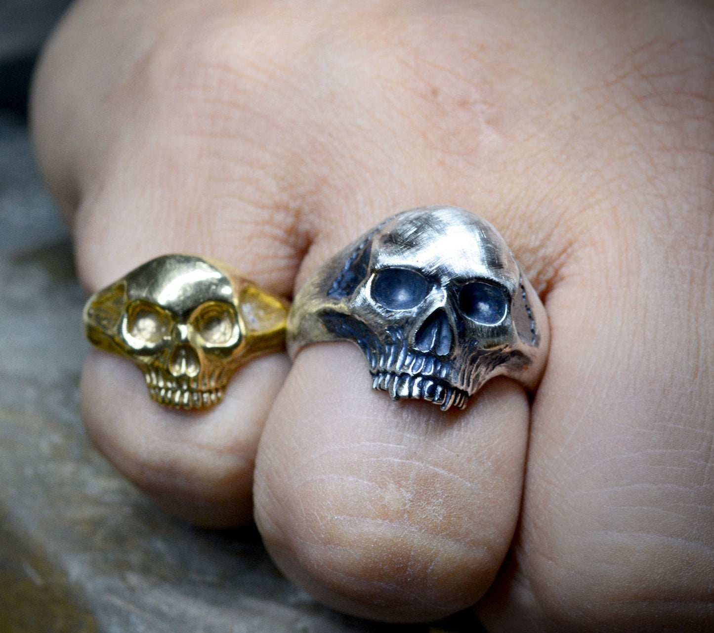 Anillo de pequeña calavera sin mandíbula