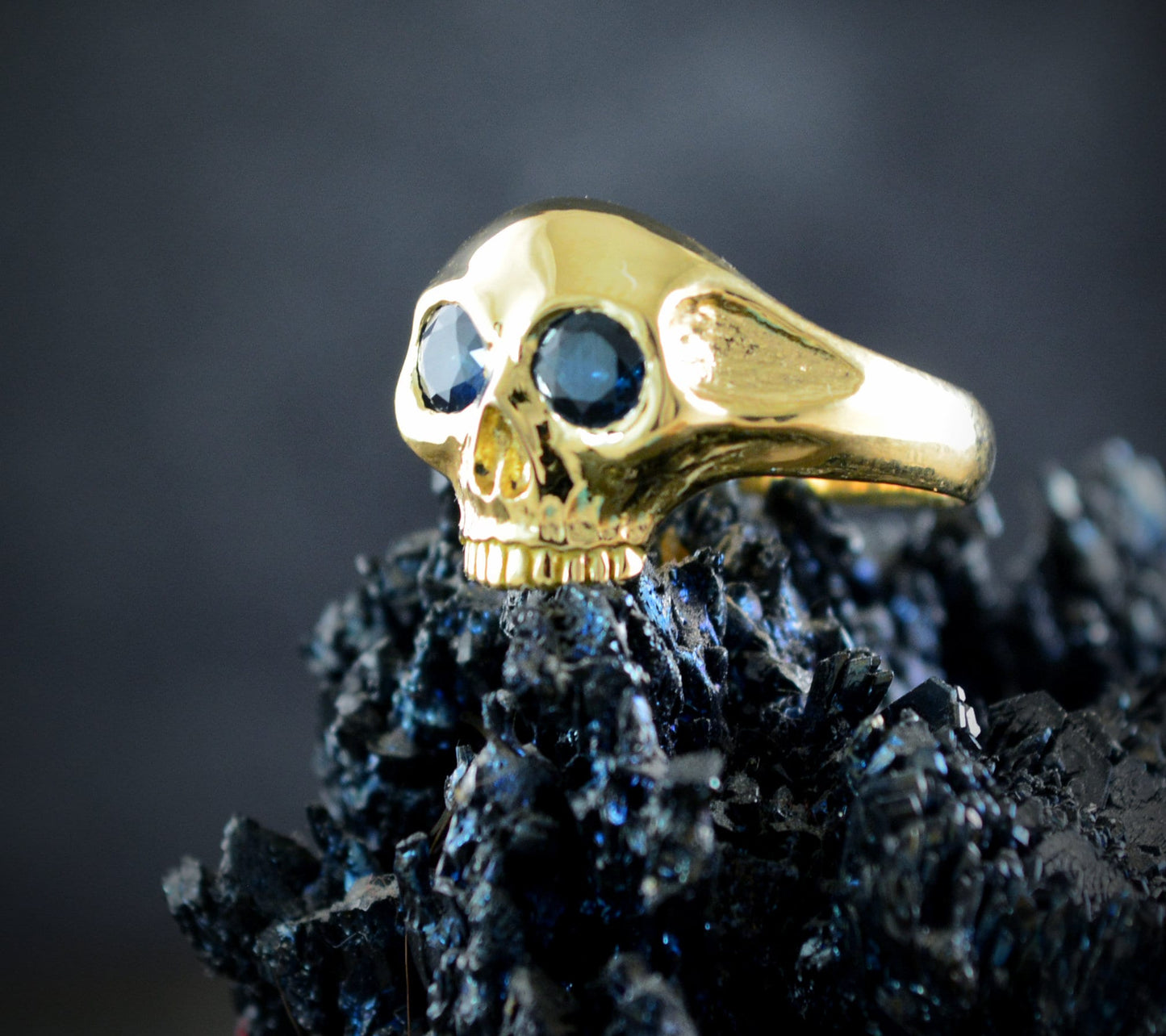 Anillo calavera momia oro