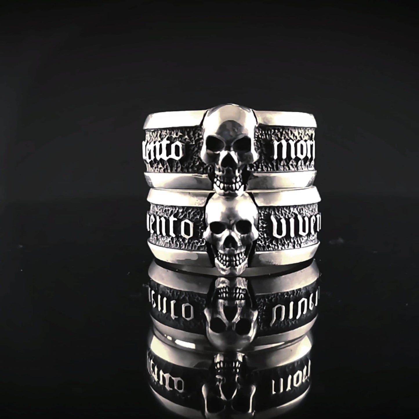 Anillo banda Memento Vivere con calavera en plata de ley maciza, Anillo calavera hombre - D´Cast