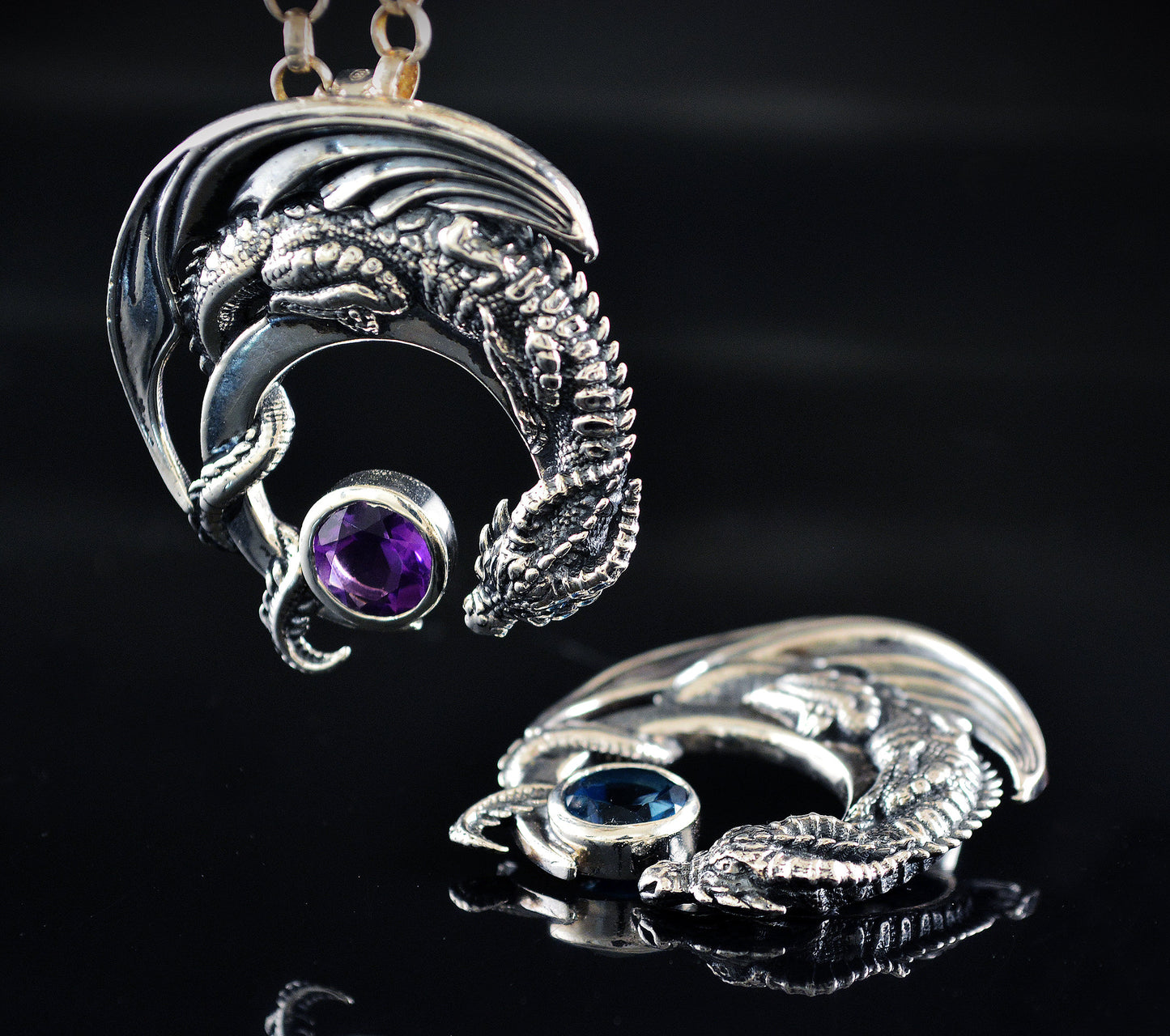 Colgante de plata dragón con topacio natural azul, Dragon de la Media Luna - D´Cast