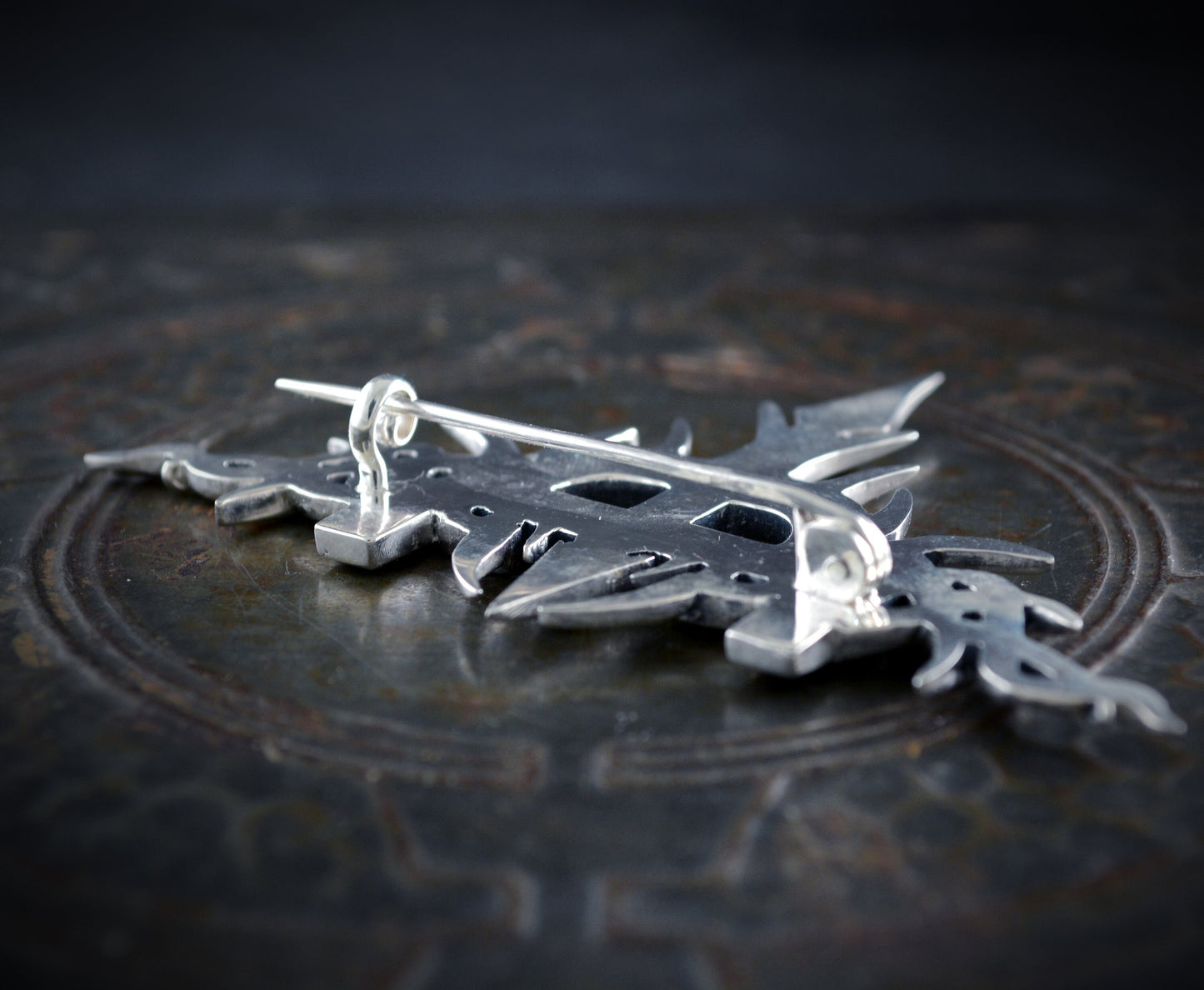 Broche de plata inspirado en el emblema de Judas Priest