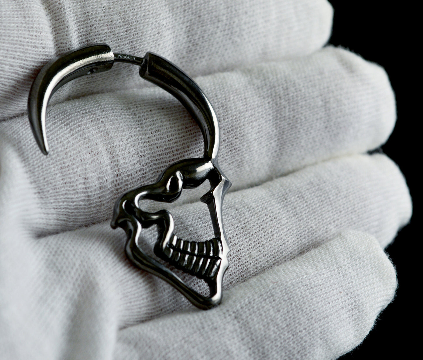 Pendiente de aro grande plata 925, Pendientes aro perfil calavera, Pendiente grande calevara plata, Joyería urbana, Pendiente artesanal,