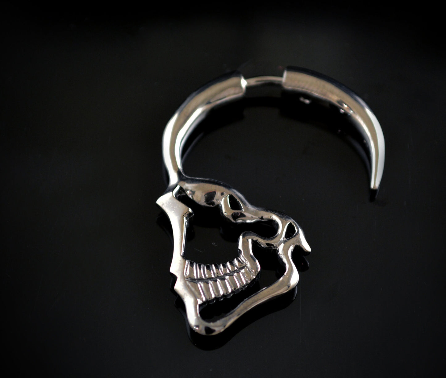 Pendiente de aro grande plata 925, Pendientes aro perfil calavera, Pendiente grande calevara plata, Joyería urbana, Pendiente artesanal,