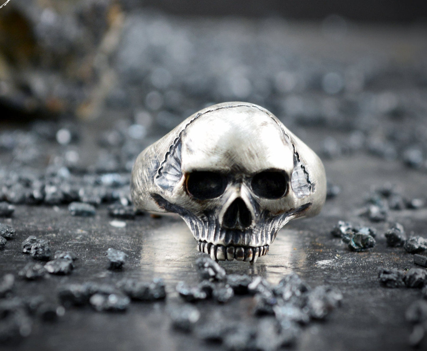 Anillo de pequeña calavera sin mandíbula
