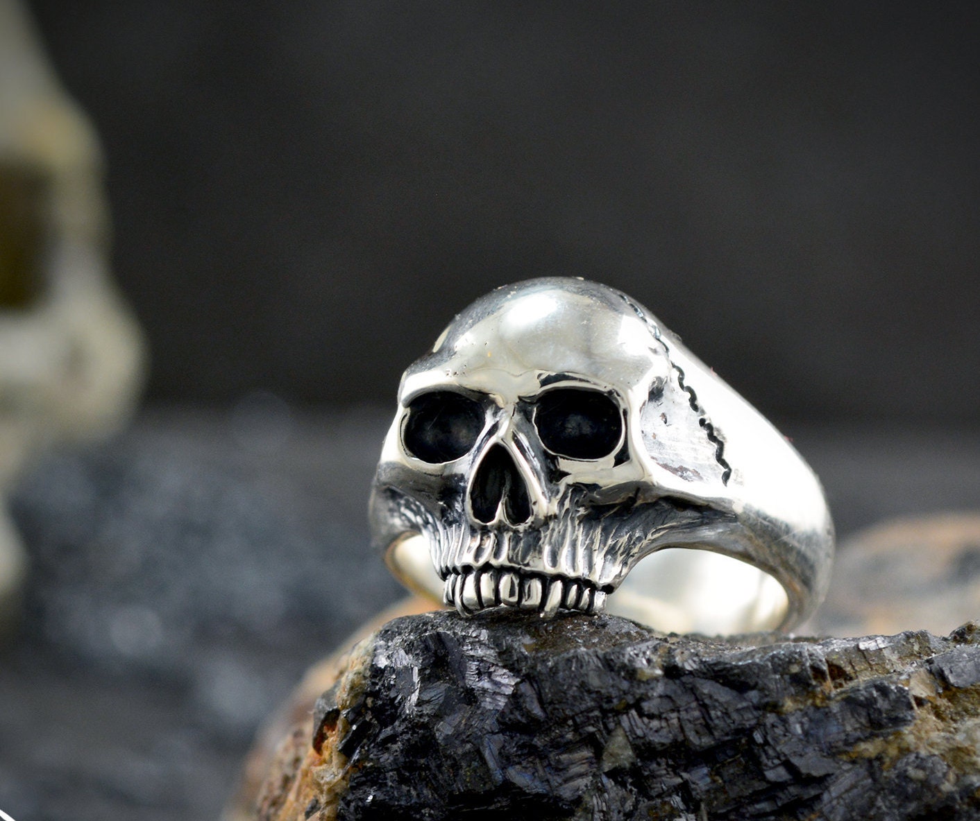 Anillo de pequeña calavera sin mandíbula