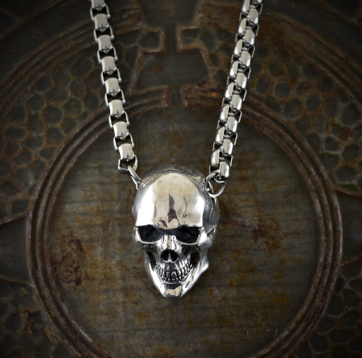 Gran colgante calavera humana hecha a mano en plata de ley, Memento mori, Colgante motero - D´Cast