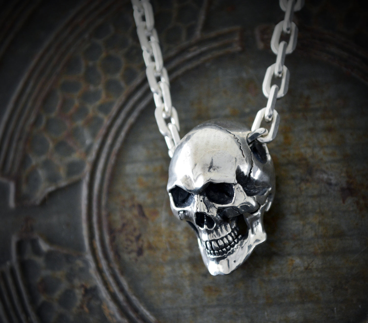 Gran colgante calavera humana hecha a mano en plata de ley, Memento mori, Colgante motero - D´Cast