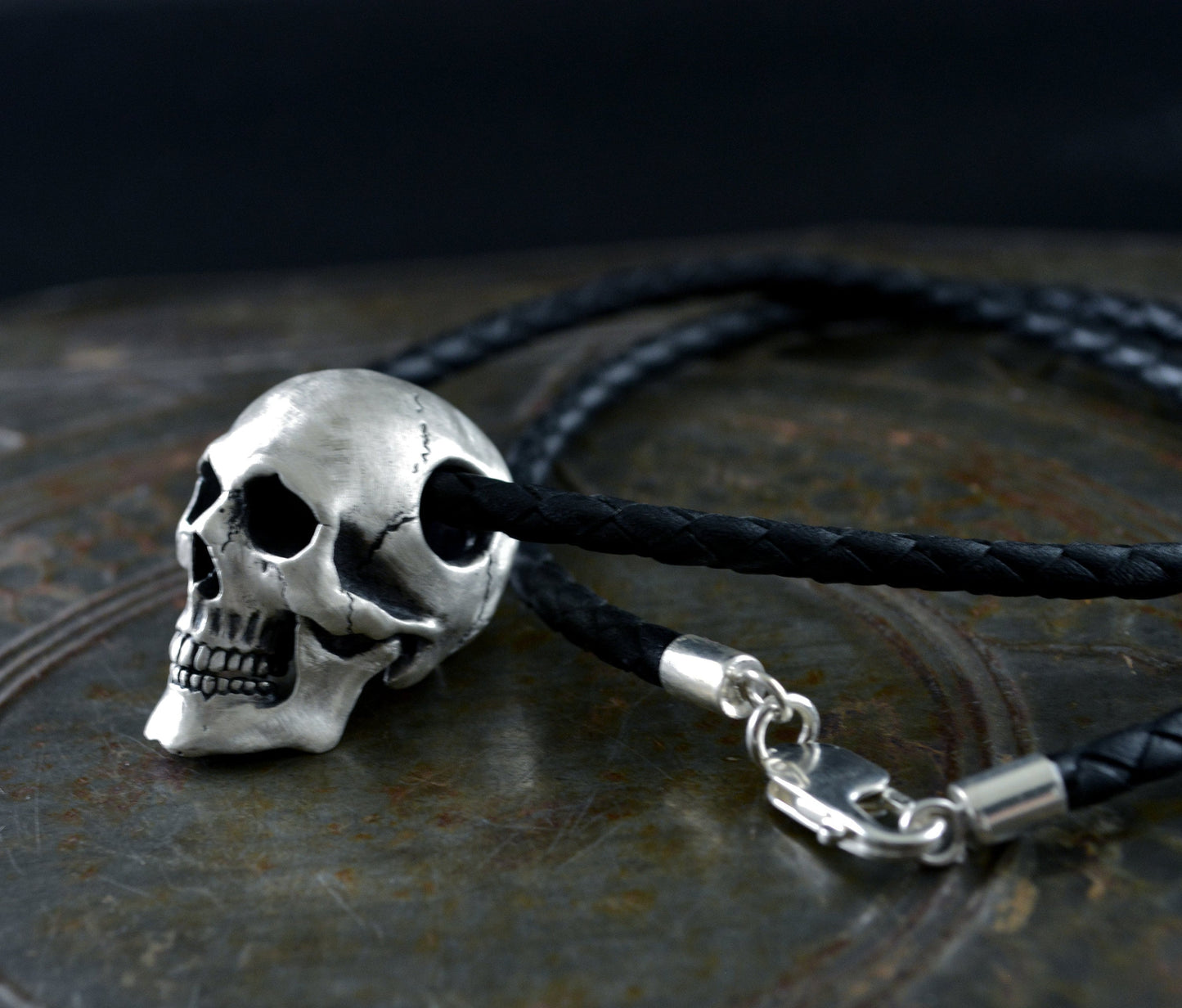 Gran colgante calavera humana hecha a mano en plata de ley, Memento mori, Colgante motero - D´Cast