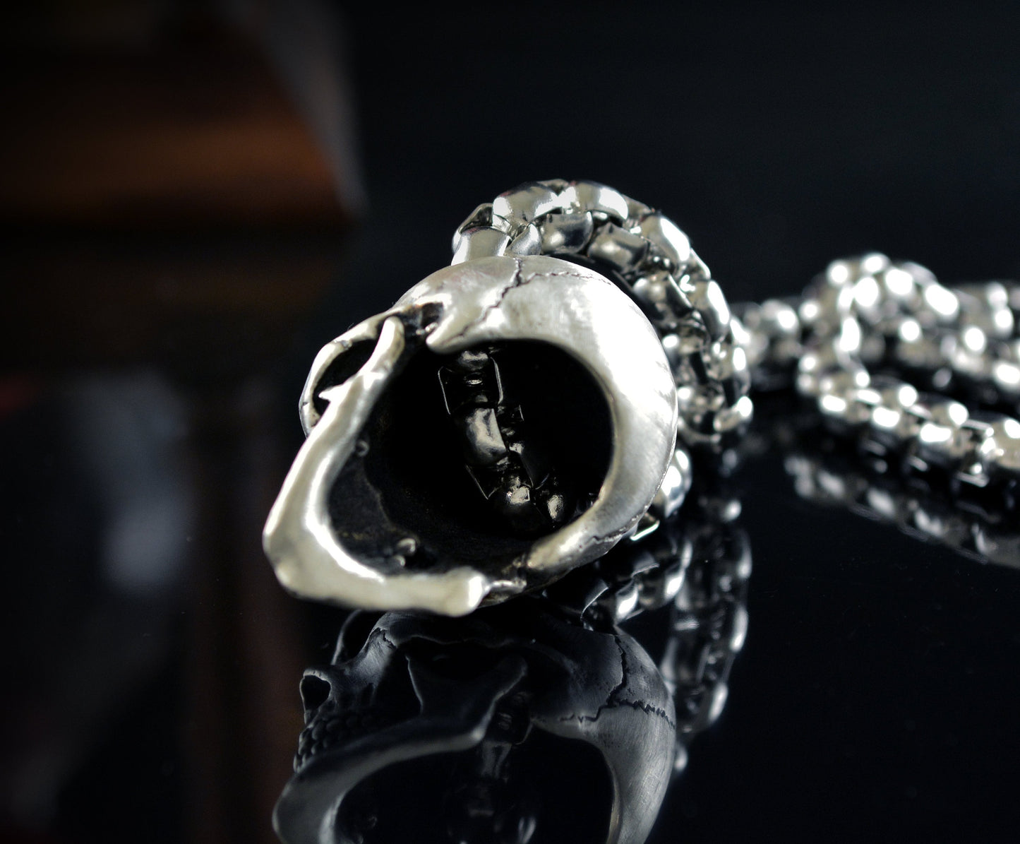 Gran colgante calavera humana hecha a mano en plata de ley, Memento mori, Colgante motero - D´Cast