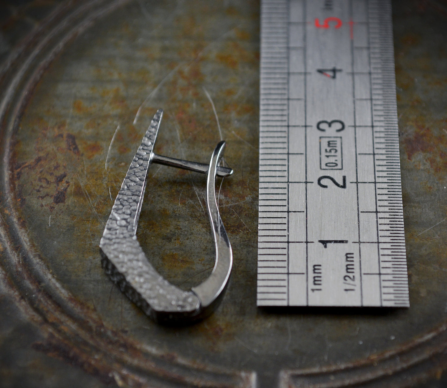 Pendientes daga de plata chapados en rodio negro y textura martillada ,Pendiente artesanal