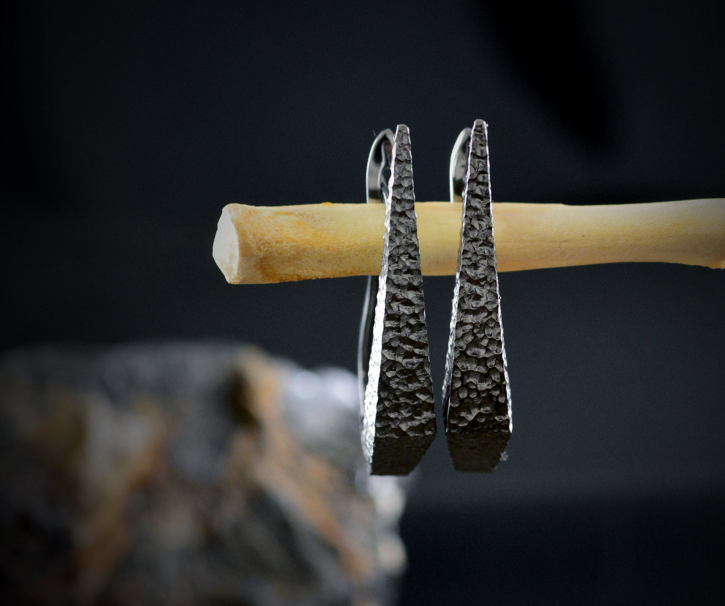 Pendientes daga de plata chapados en rodio negro y textura martillada ,Pendiente artesanal