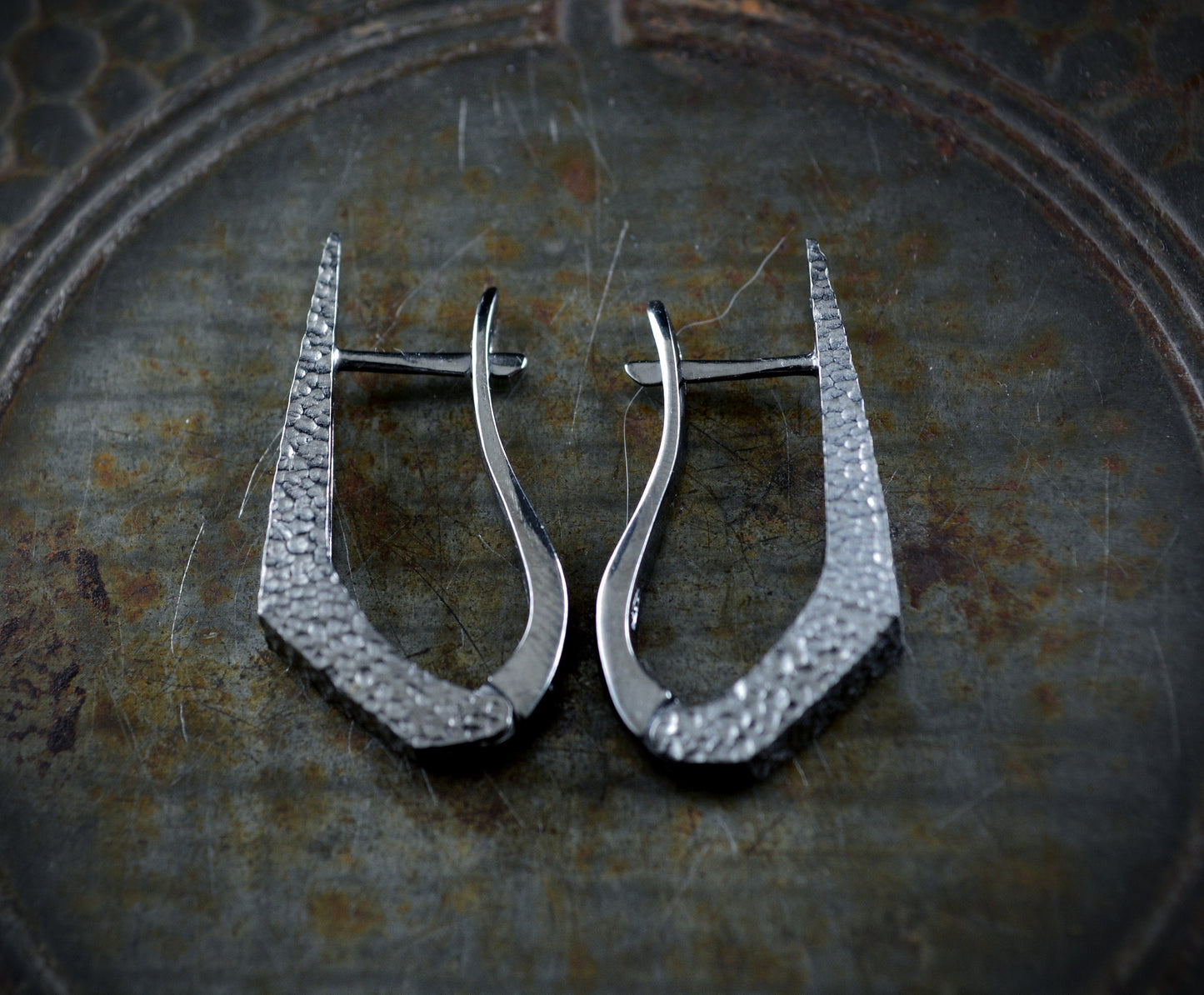 Pendientes daga de plata chapados en rodio negro y textura martillada ,Pendiente artesanal