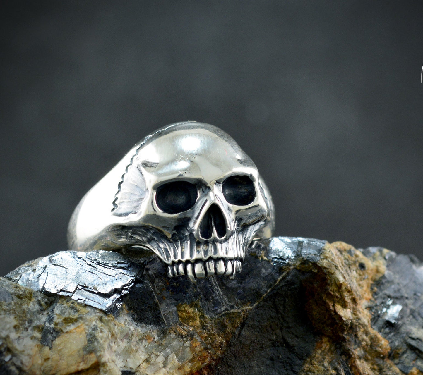 Anillo de pequeña calavera sin mandíbula
