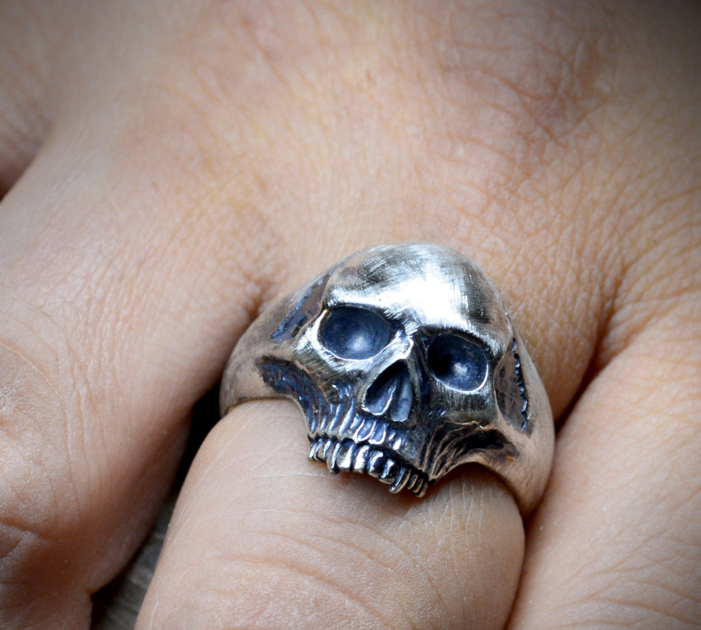 Anillo de pequeña calavera sin mandíbula