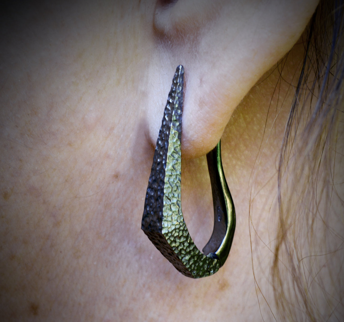 Pendientes daga de plata chapados en rodio negro y textura martillada ,Pendiente artesanal