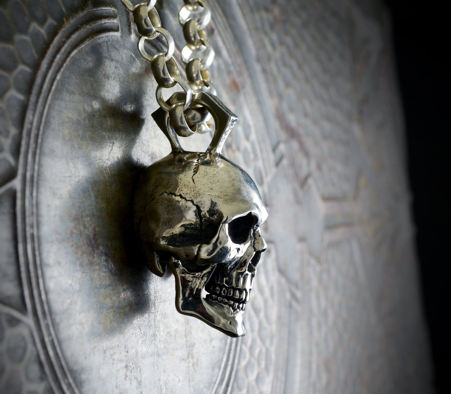 Gran colgante calavera humana hecha a mano en plata de ley, Memento mori, Colgante motero - D´Cast