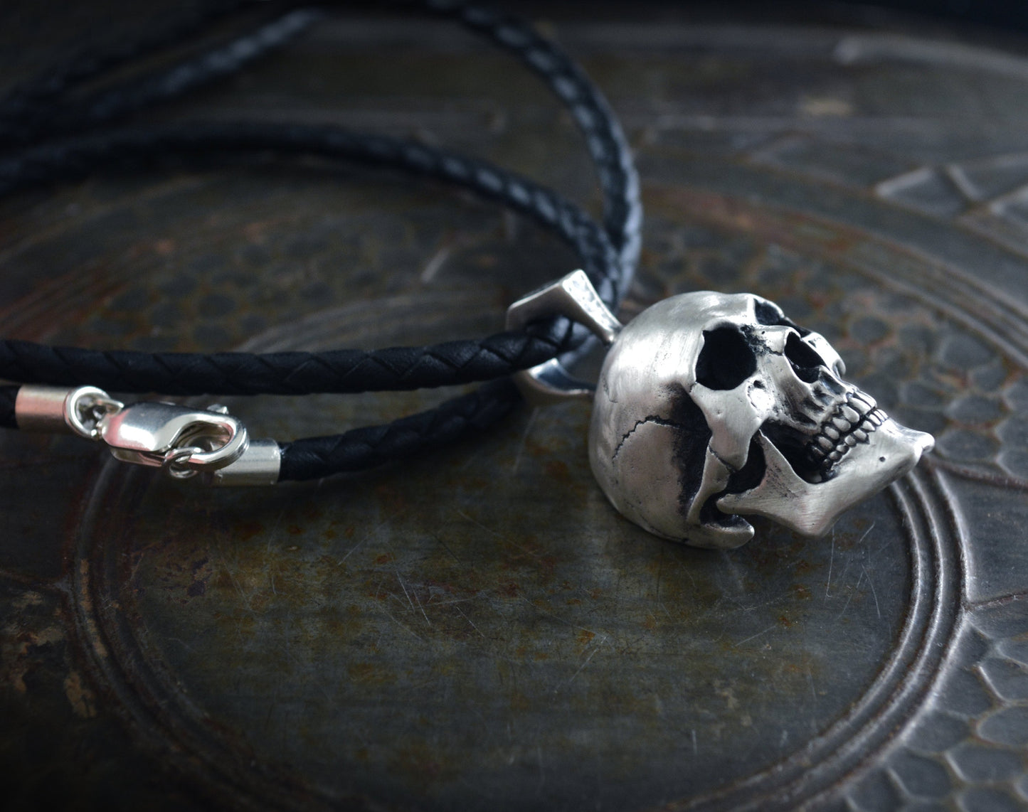 Gran colgante calavera humana hecha a mano en plata de ley, Memento mori, Colgante motero - D´Cast