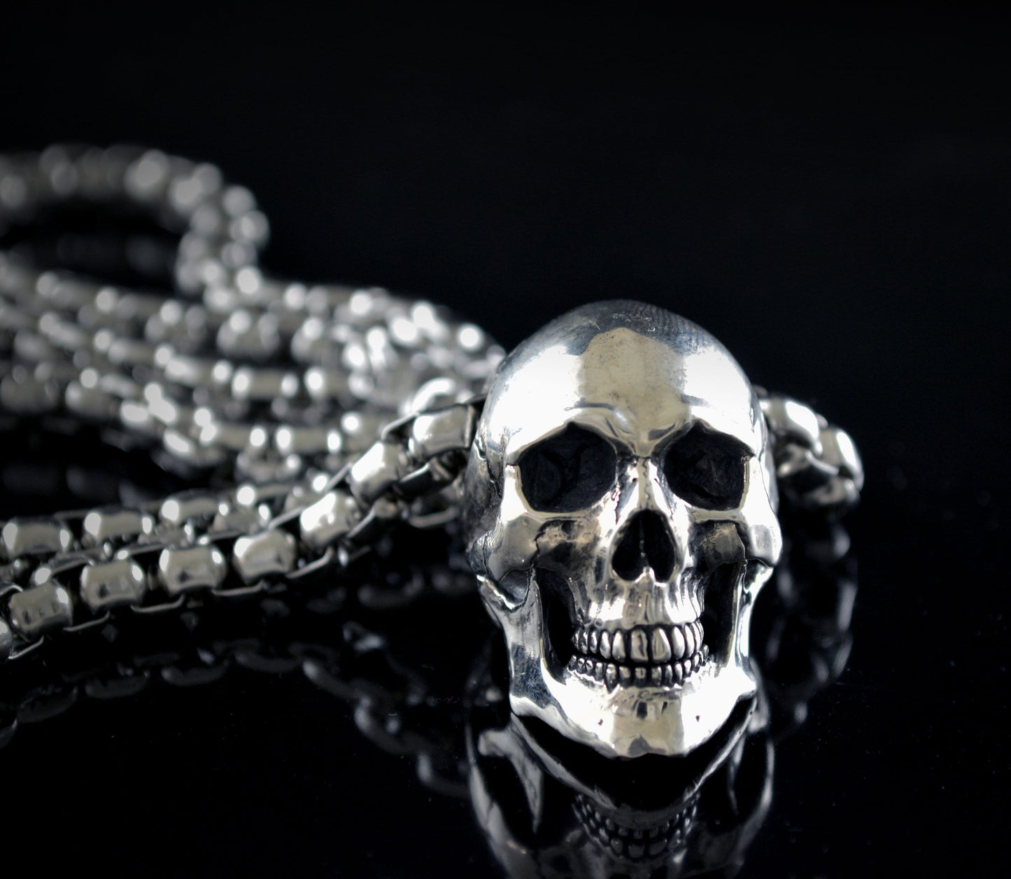 Gran colgante calavera humana hecha a mano en plata de ley, Memento mori, Colgante motero - D´Cast