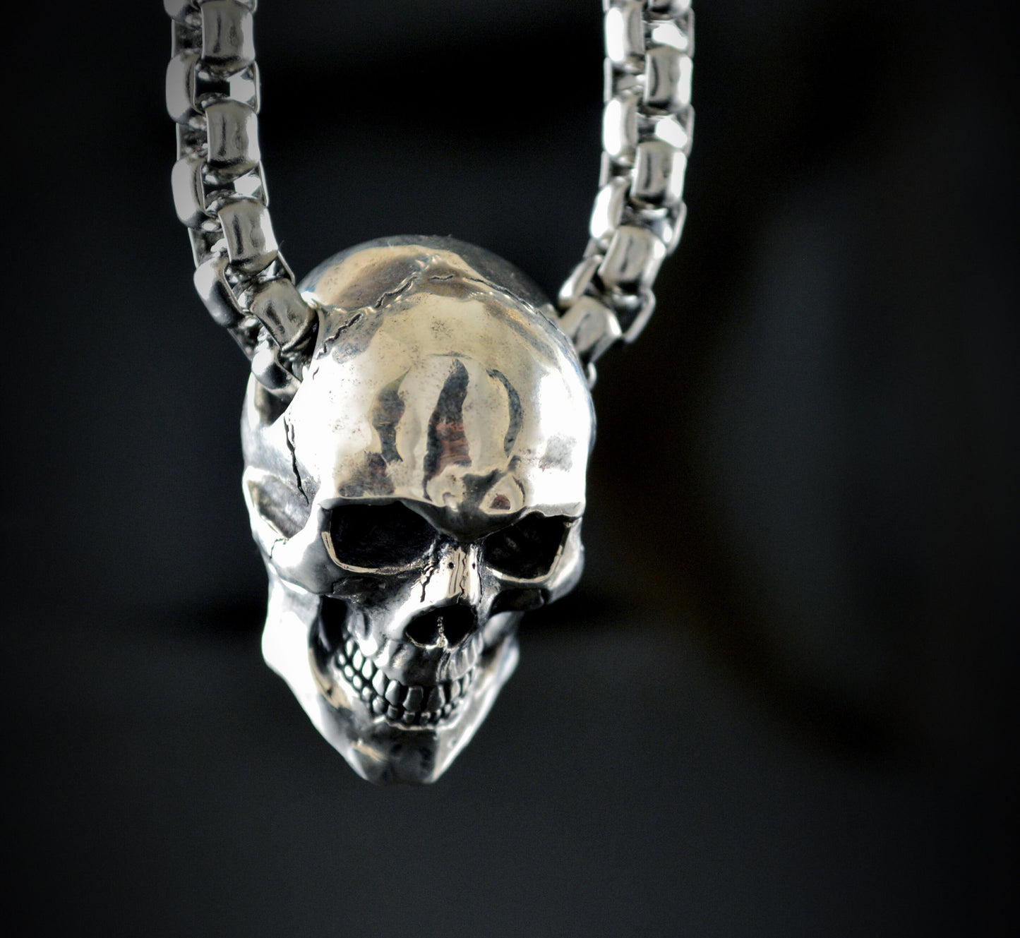 Gran colgante calavera humana hecha a mano en plata de ley, Memento mori, Colgante motero - D´Cast
