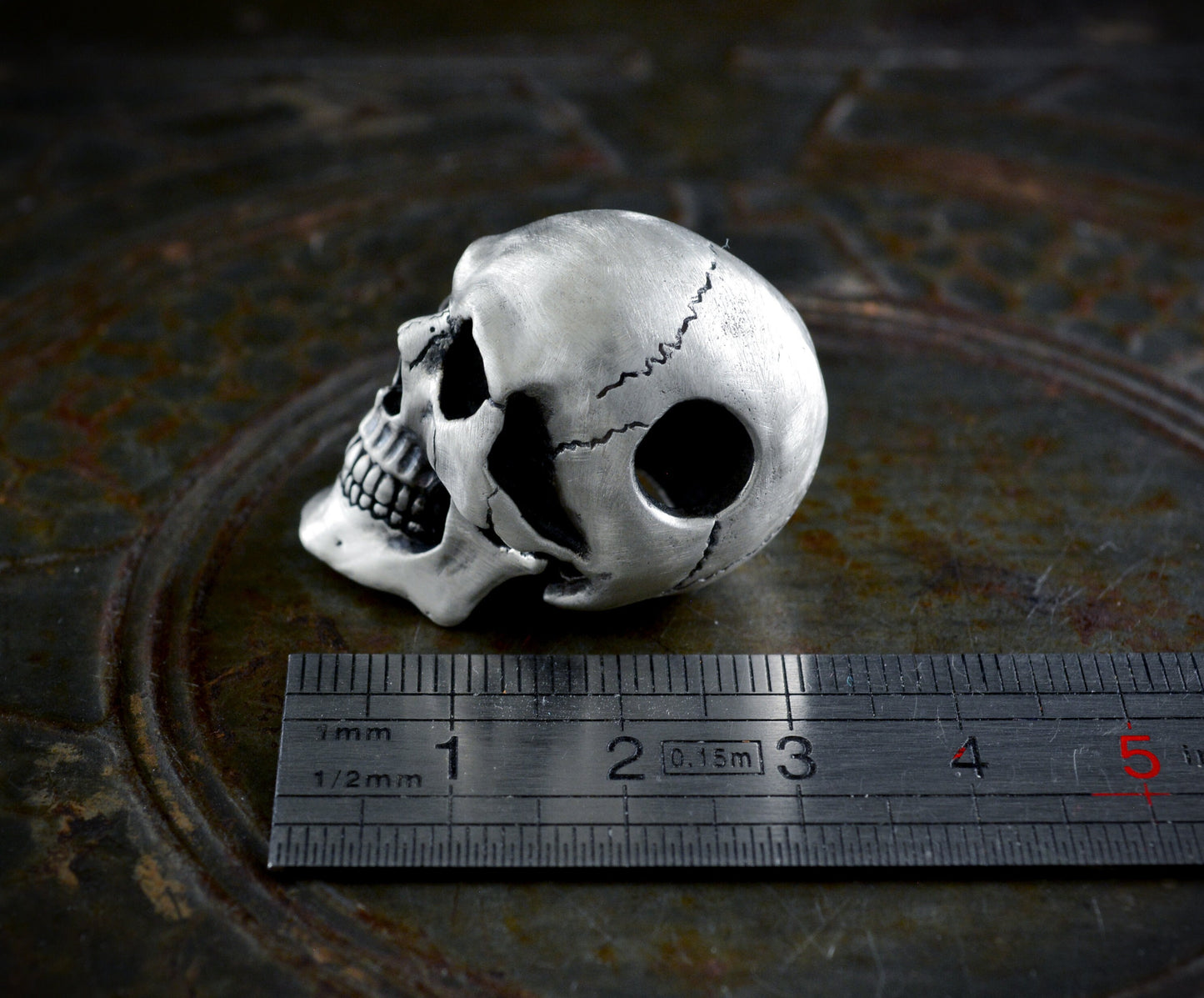 Gran colgante calavera humana hecha a mano en plata de ley, Memento mori, Colgante motero - D´Cast