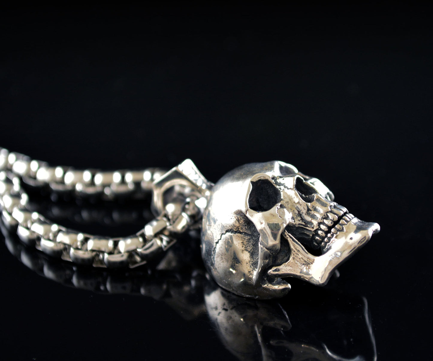 Gran colgante calavera humana hecha a mano en plata de ley, Memento mori, Colgante motero - D´Cast