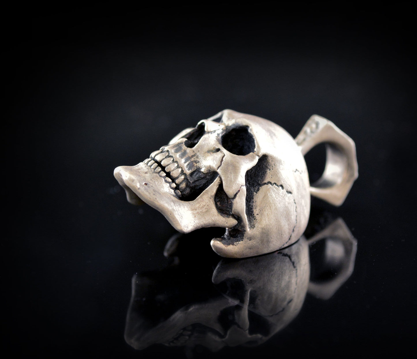 Gran colgante calavera humana hecha a mano en plata de ley, Memento mori, Colgante motero - D´Cast