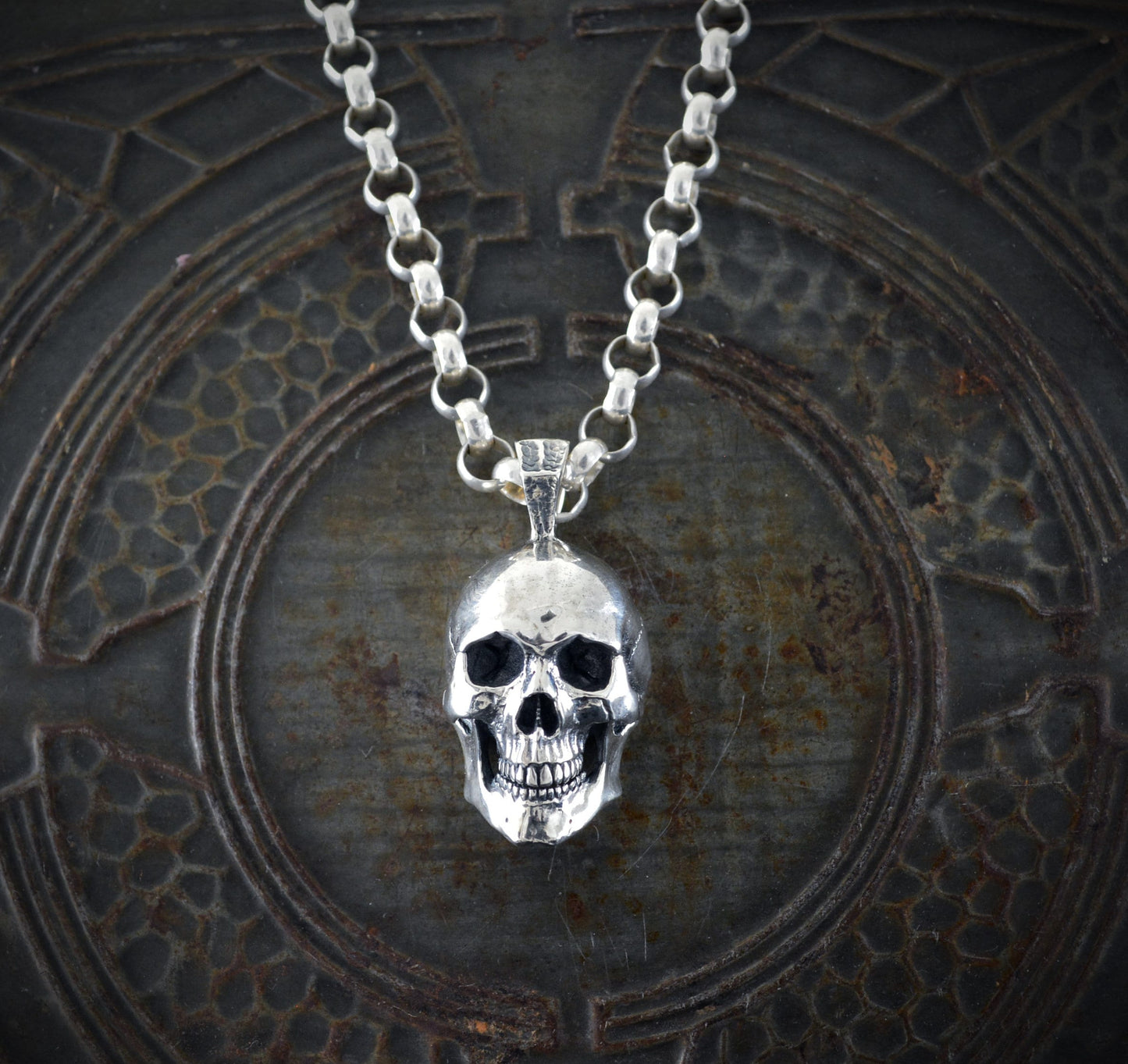 Gran colgante calavera humana hecha a mano en plata de ley, Memento mori, Colgante motero - D´Cast