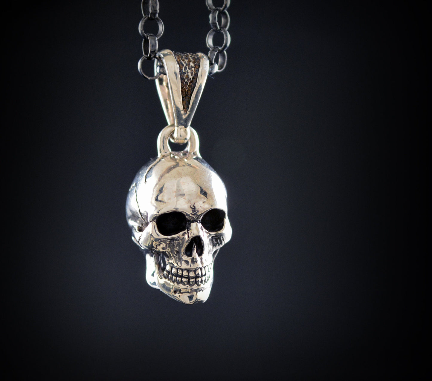 Colgante Craneo completo anatómico hecho a mano en plata de ley , Colgante Memento mori - D´Cast