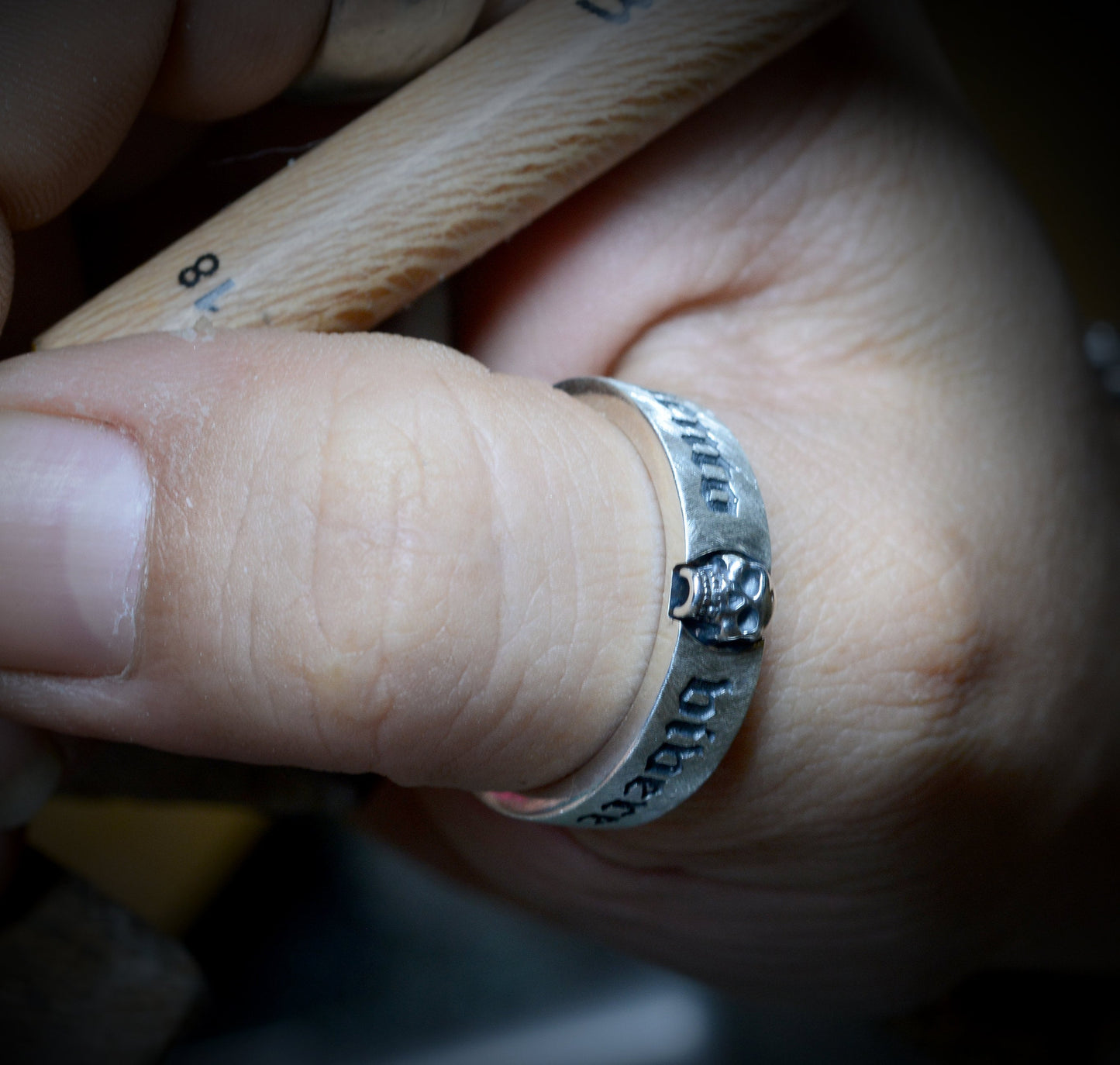 Anillo de banda estrecho Memento vivere hecho a mano en plata de ley - D´Cast