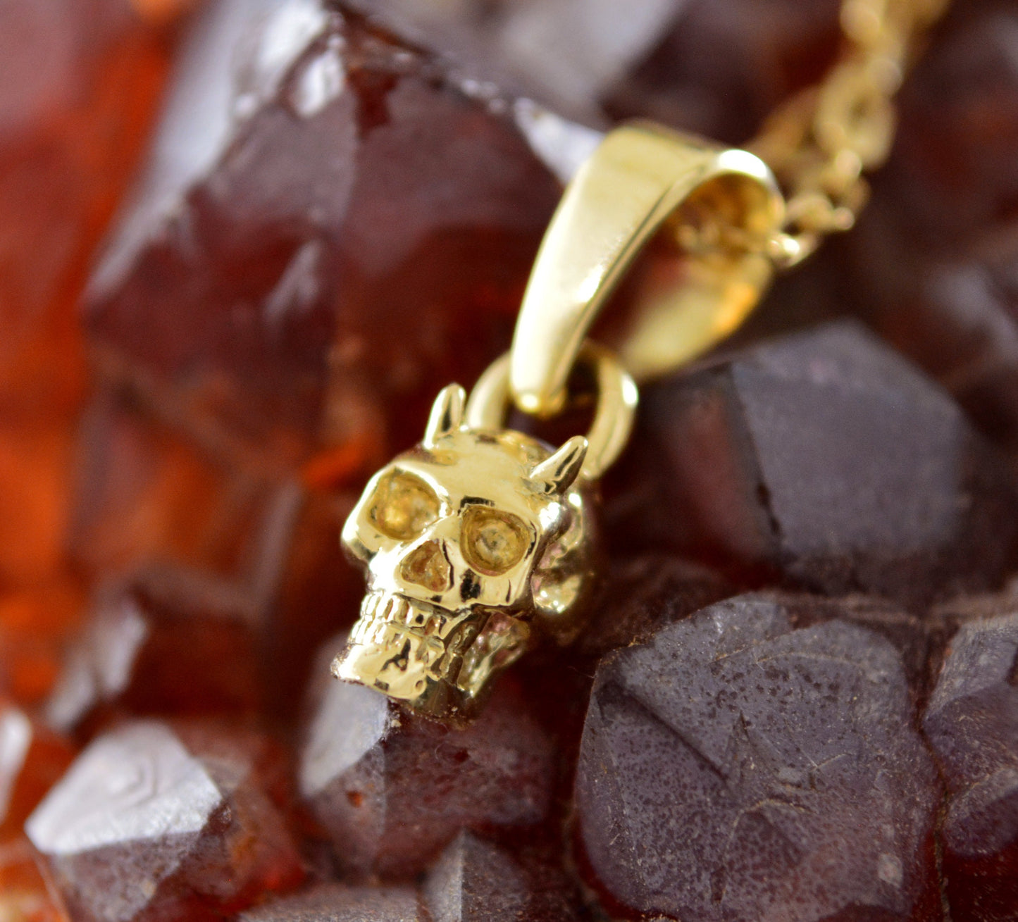 Winziger Dämonenschädel-Anhänger aus 14-karätigem und 18-karätigem Gold, einzigartiges Geschenk für Halloween