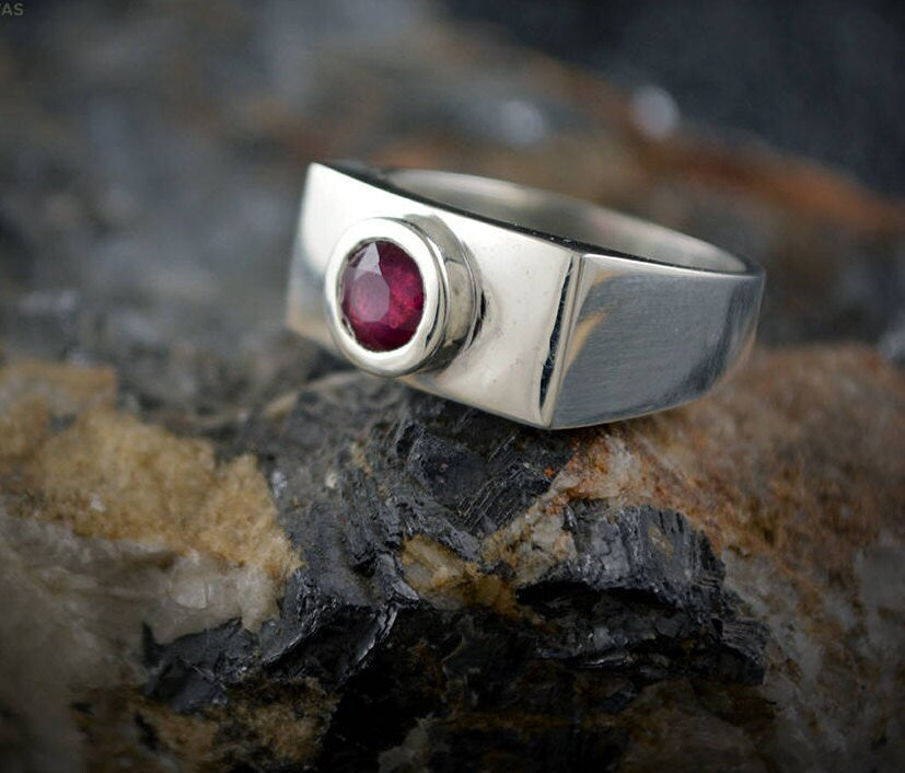 Anillo banda recto con piedra natural