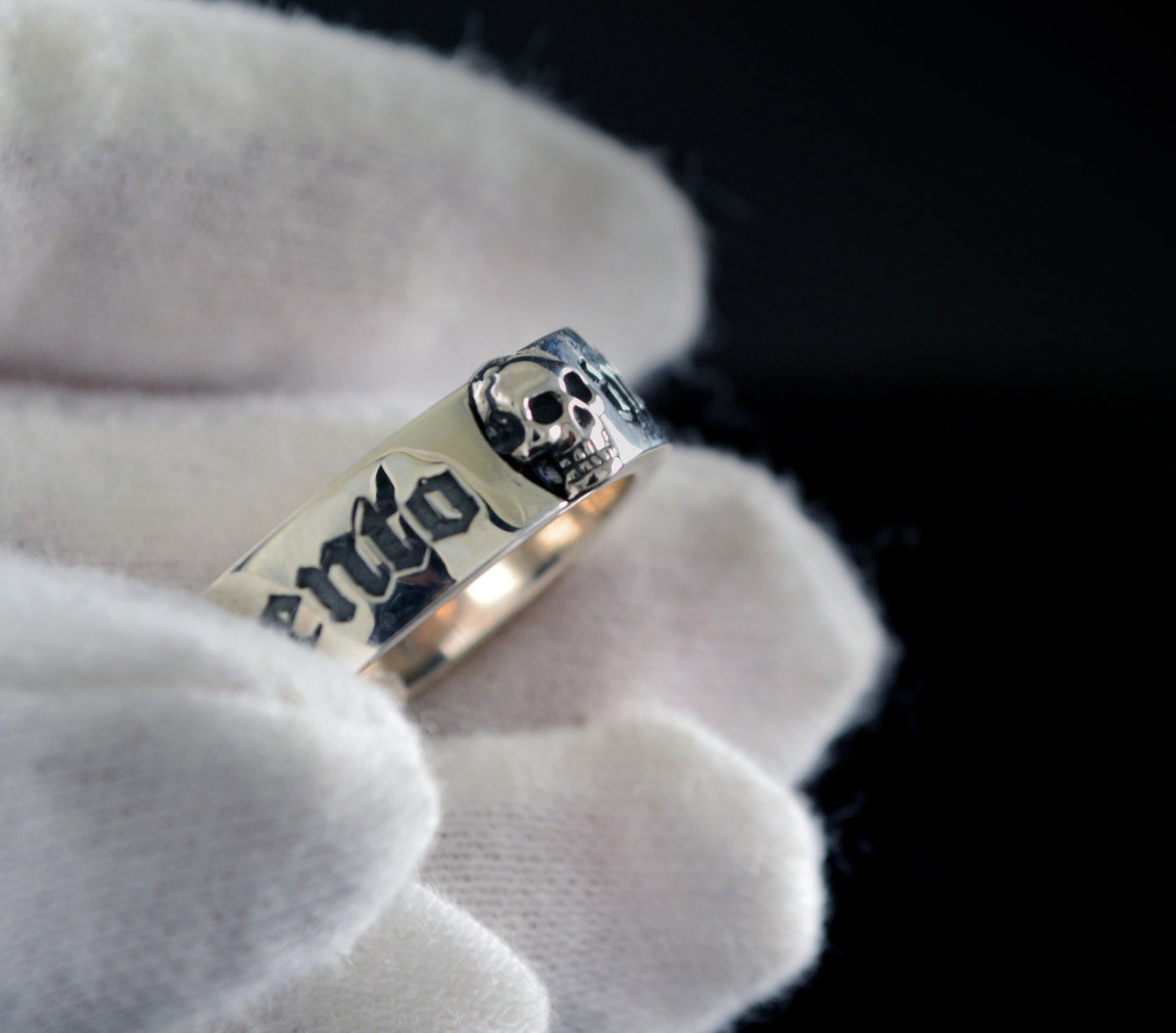 Anillo de banda estrecho Memento vivere hecho a mano en plata de ley - D´Cast