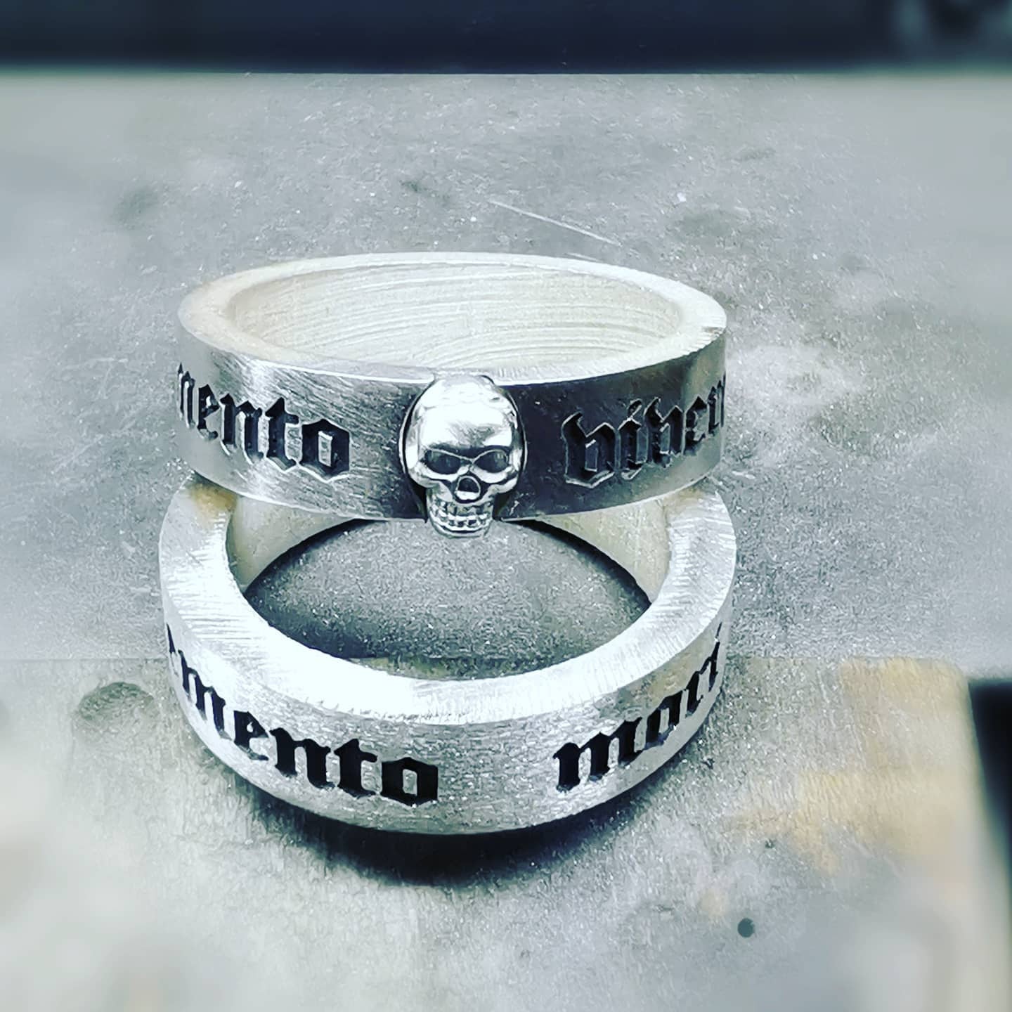 Anillo de banda estrecho Memento vivere hecho a mano en plata de ley - D´Cast