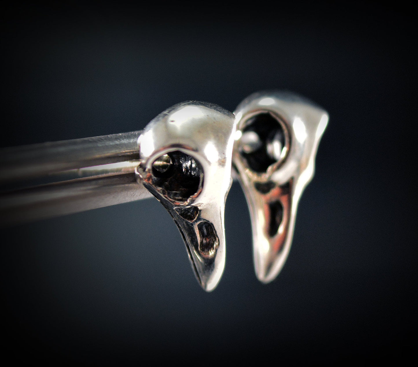 Pendientes cráneo de cuervo diminuto en plata de ley, Pendientes góticos , Pequeños pendientes vikingos - D´Cast