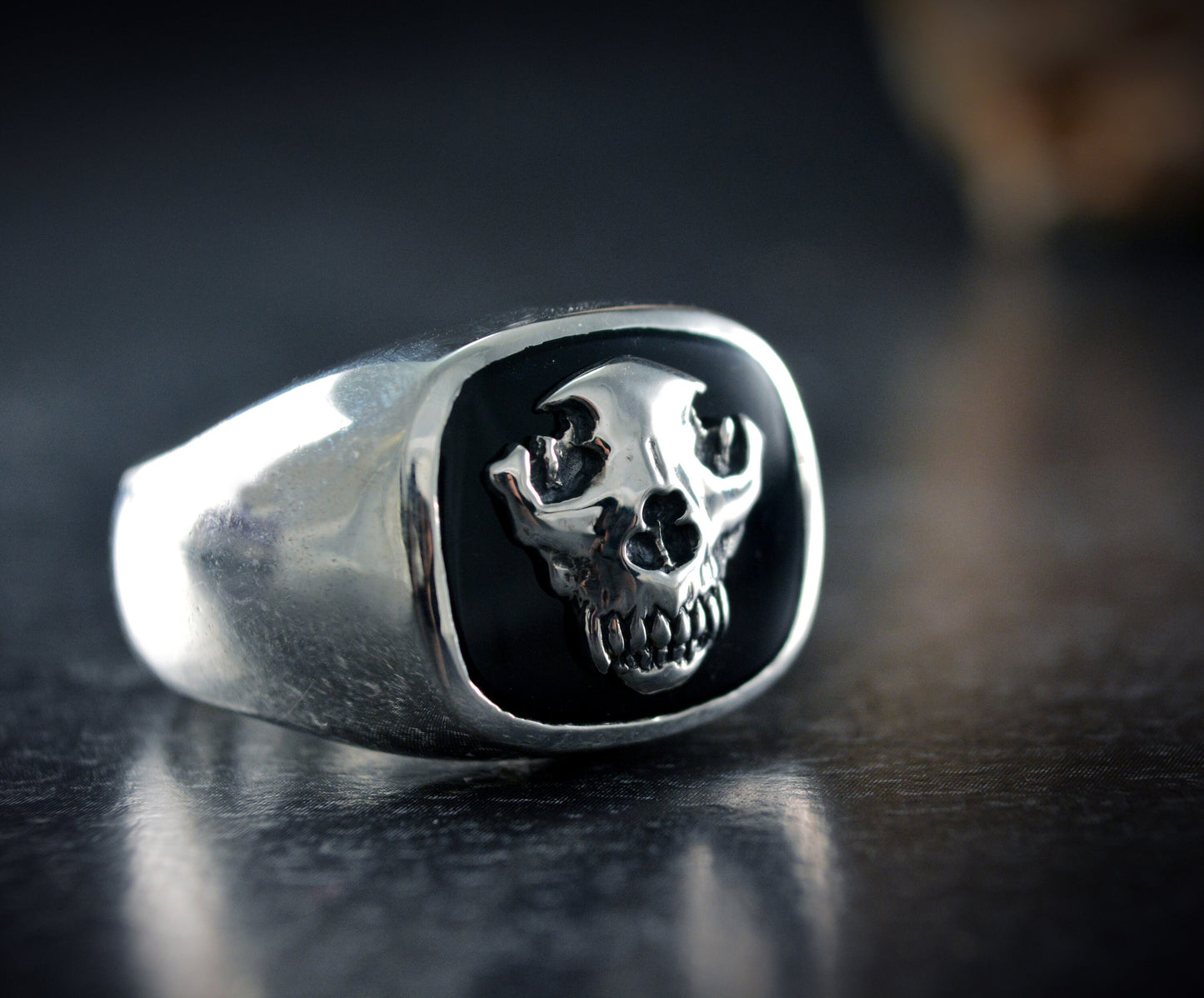 Anillo sello con calavera de lobo y ónix negro, Anillo exclusivo para él - D´Cast
